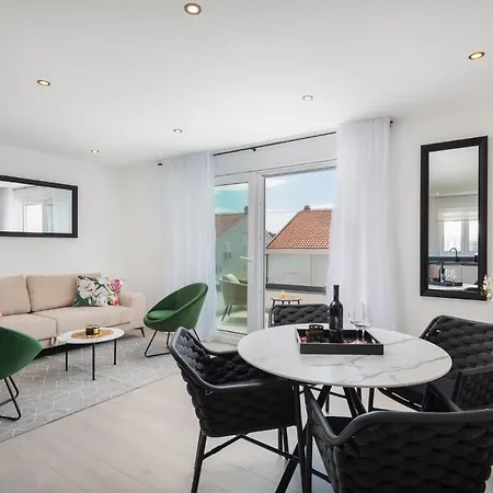 La Apartment *