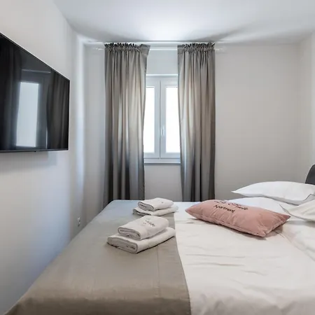 La Apartamento Promajna